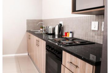 1 Bedroom Flat 100m away from the Beach with WIFI Apartment, Cape Town - 2