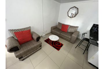 Safi Self-Catering Suites - Apartment 9 Apartment, East London - 4