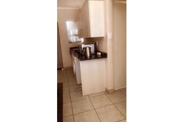 1 BEDROOM STANDARD APARTMENT Apartment, Sandton - 5