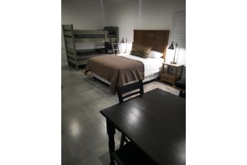 10 Jock Meiring FAMILY unit Apartment, Bloemfontein - 1