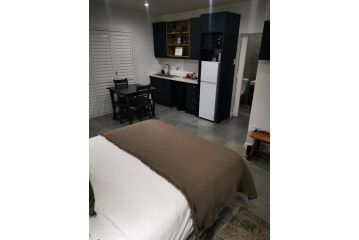 10 Jock Meiring FAMILY unit Apartment, Bloemfontein - 2
