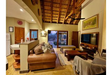 10 Raptors Lodge Chalet, Hoedspruit - 2