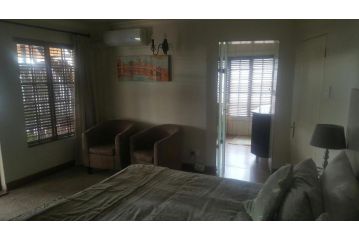 12 On Vaal Drive Guesthouse Guest house, Vanderbijlpark - 1