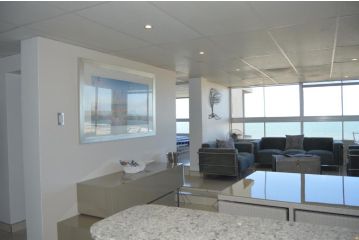 Accommodation Front - Classy 4 Sleeper with Ocean Views Apartment, Durban - 1