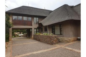 Zebula Golf Estate and Spa -Tok-Tokkie Knocking 16 pax Moi Signature Luxury villa Guest house, Bela-Bela - 2