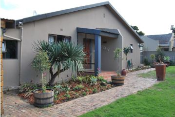 14 Cluster House & Studio Apartment, George - 1