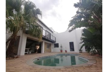 18 on Flame Villa, Jeffreys Bay - 5