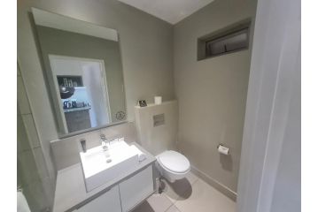 226 on Bath, Modern Apartment, Johannesburg - 5