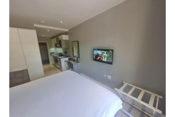 226 on Bath, Modern Apartment, Johannesburg - 3