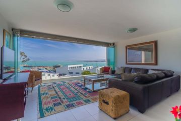 27 Cape Gordonia, Beach Road, Gordon's Bay Apartment, Gordonʼs Bay - 2