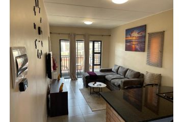 Mall of Africa Spot Apartment, Midrand - 4