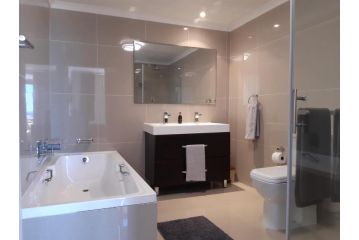 2WhiteWaters Bloubergstrand Homestay Guest house, Bloubergstrand - 1