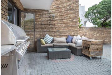 Modern Beachfront 3 Bed Town House with garden 2 Coraldu, Blouberg, Cape Town Guest house, Bloubergstrand - 4