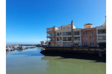 30 St Tropez, Harbour Island, Gordon's Bay Apartment, Gordonʼs Bay - 1