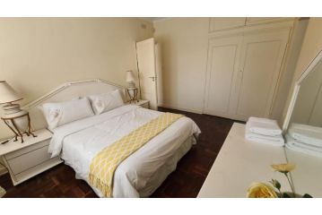 4 bedroom guesthouse in Glenhazel with pool Guest house, Johannesburg - 1
