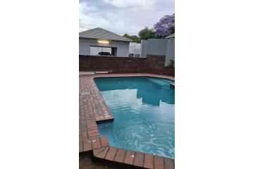 4 bedroom guesthouse in Glenhazel with pool Guest house, Johannesburg - 2