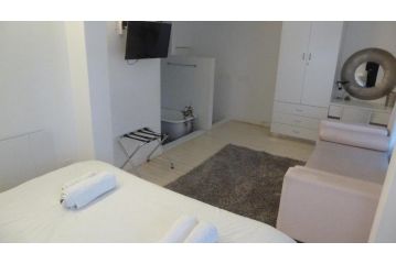 4 on Highworth Apartments and Studios Apartment, Cape Town - 3