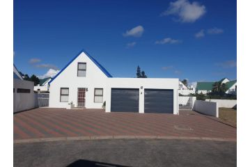 5 bedroom home in Langebaan, located close to Club Mykanos and Laguna Mall Guest house, Langebaan - 2