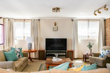 5 bedroom Traditional Fisherman's old Gem w panoramic views, Bloubergstrand, Cape Town Guest house, Cape Town - 1