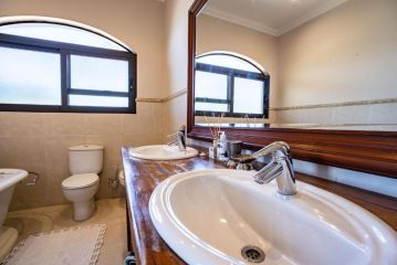 5 Bedroom Tuscan Styled Home in Umdloti Beach Guest house, Umdloti - 5