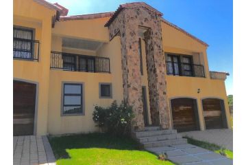 5 Bedroom Villa with Views in secure estate Guest house, Hartbeespoort - 2