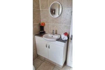 5 on Aruba - Marina Martinique Apartment, Jeffreys Bay - 4
