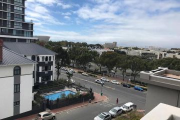 Comfy Central with Balcony and Views Apartment, Cape Town - 3