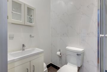 51 on York Unit 2 with PRIVATE Bathroom Apartment, Johannesburg - 1