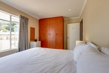 51 on York Unit 15 with PRIVATE Bathroom Apartment, Johannesburg - 2