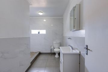 51 on York Unit 14 with SHARED bathroom Apartment, Johannesburg - 4