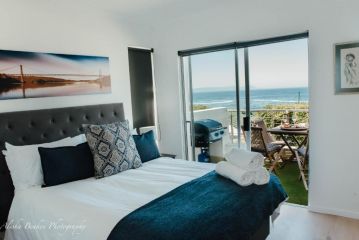 64 Whalerock Estate Apartment, Hermanus - 2