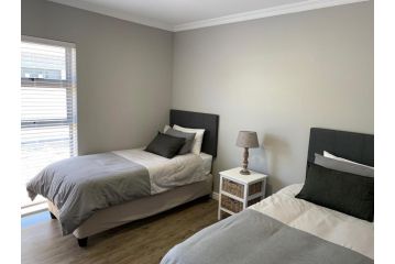 679 Morsvalla Way Langebaan Golf Estate Villa, Langebaan - 3