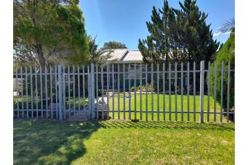 7 On Strauss Apartment, Beaufort West - 2