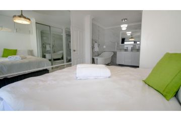 8 Bronze Beach Apartment, Durban - 4