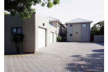 8 The Beach House Apartment, Cape Town - 3
