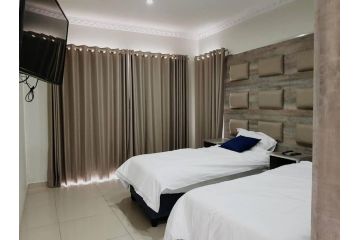 8sIndoor heated pool4 bedroom villaGreat views Apartment, Clarens - 5