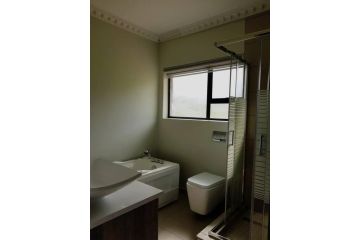 8sIndoor heated pool4 bedroom villaGreat views Apartment, Clarens - 4