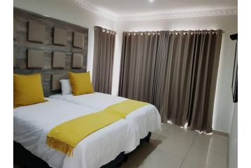 8sIndoor heated pool4 bedroom villaGreat views Apartment, Clarens - 1