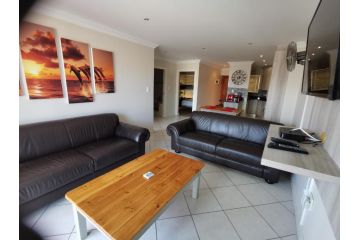 9 Neptune Terrace Beach Apartment, Jeffreys Bay - 2