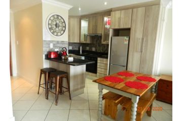 9 Neptune Terrace Beach Apartment, Jeffreys Bay - 5