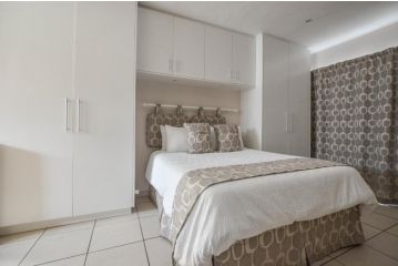 9 on Dolfyn Guest house, Yzerfontein - 3