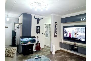 A lovely 2 bed simplex with a beautiful private garden . Its a home away from home . Apartment, Roodepoort - 2