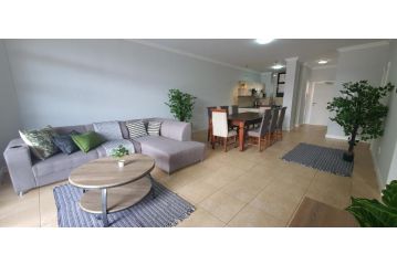 Accommodation Front - Contemporary Style Apartment near Ushaka Marine World Apartment, Durban - 1