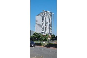 Accommodation Front - Elegant 4 Sleeper with Unbeatable Views Apartment, Durban - 4