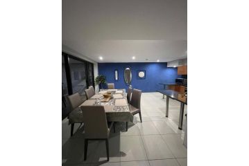 Accommodation Front - Exquisite 6 Sleeper Apartment with Ocean Views Apartment, Durban - 3