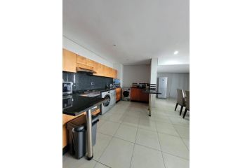 Accommodation Front - Exquisite 6 Sleeper Apartment with Ocean Views Apartment, Durban - 5