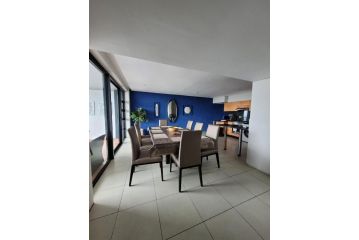 Accommodation Front - Exquisite 6 Sleeper Apartment with Ocean Views Apartment, Durban - 2