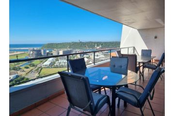 Accommodation Front - Immaculate 4 Sleeper with Ocean & Habour Views Apartment, Durban - 4