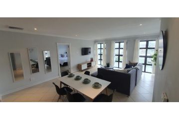 Accommodation Front - Lavish 6 Sleeper Penthouse with Stunning Views Apartment, Durban - 3
